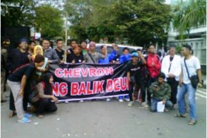 Aktivis Gempur saat befoto bersama usai kegiatan syukuran di taman Kota Kuningan